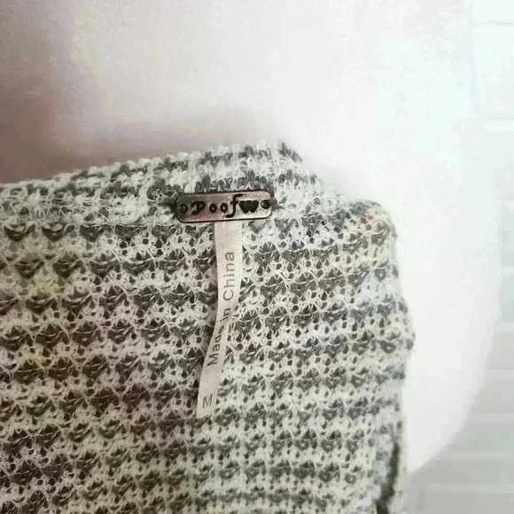 Poof women's cold shoulder long sleeve knit sweater size medium - Picture 7 of 9